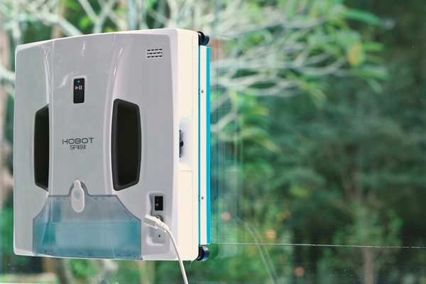 Hobot выпустила робота-мойщика окон Hobot SP10 с подвижными скребками для кристально чистого результата