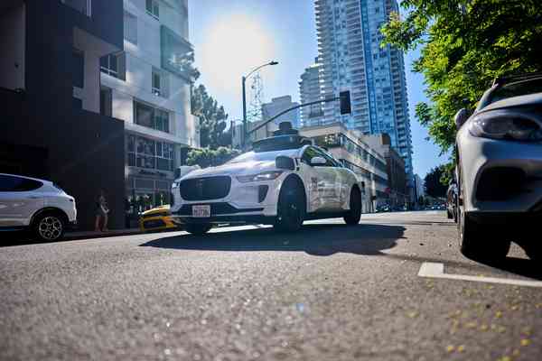 Waymo pulls over, calls cops on riders with a ghost gun