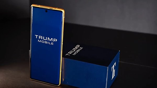 Сообщается, что этот ужасный золотой телефон Трампа поступит в продажу на этой неделе