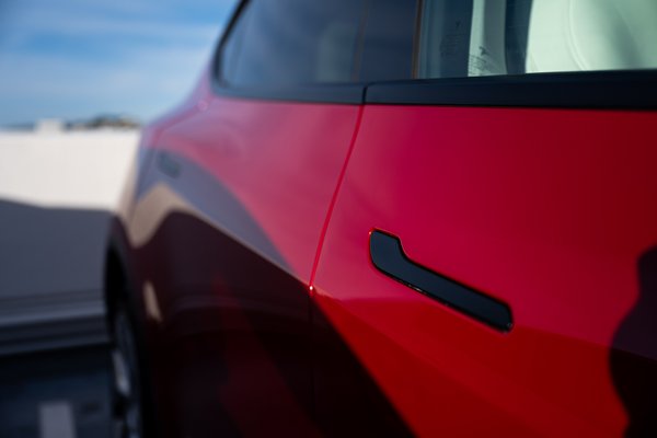 Дефект двери автомобиля Tesla может привести к ужесточению правил для всех