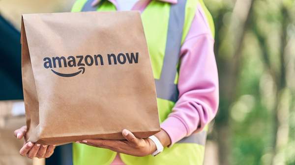 Я попробовал новую 30-минутную доставку Amazon. Диетическая кола была у моей двери через 16 минут