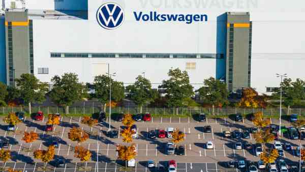 VW может закрыть четыре завода, чтобы адаптироваться к будущему, говорится в отчете