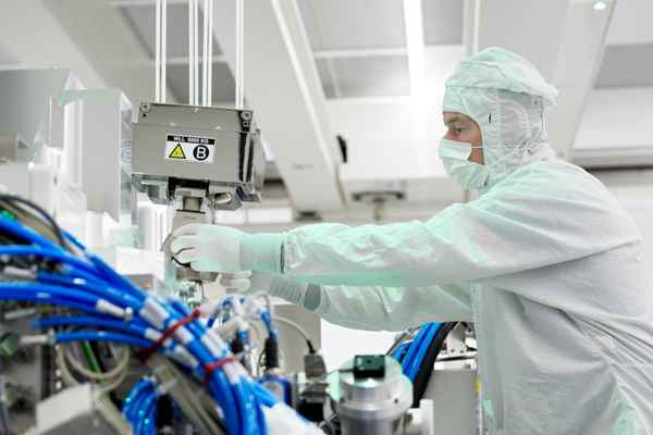 Китай запасся сотнями литографов ASML — их хватит для массового выпуска 7-нм ИИ-ускорителей на годы вперёд