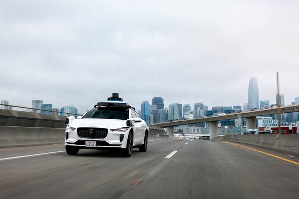 Waymo приостанавливает движение по автостраде из-за проблем с безопасностью