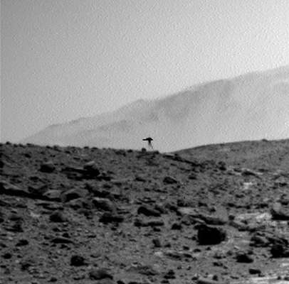 Так рождаются нездоровые сенсации: марсоход NASA Curiosity передал на Землю фото «боевого треножника» марсиан