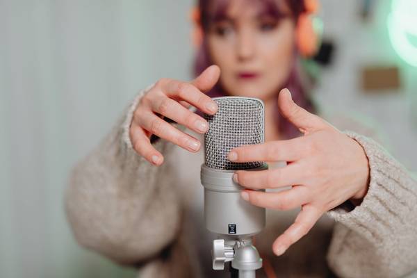 YouTube банит популярных исполнителей ASMR, обвиняя их в создании «сексуально приятных» видео