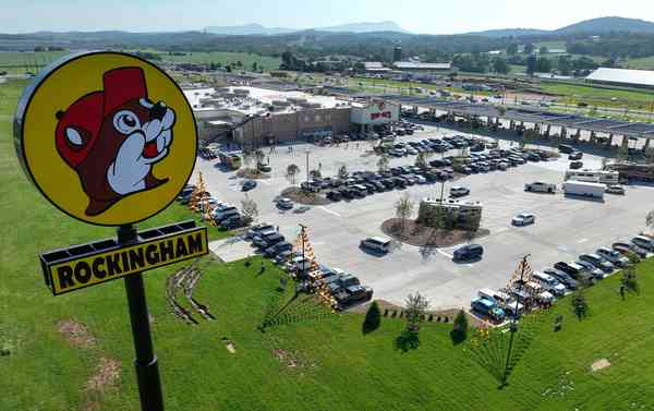 Buc-ee уклоняется от Джона Оливера, чтобы подать в суд на другой малый бизнес