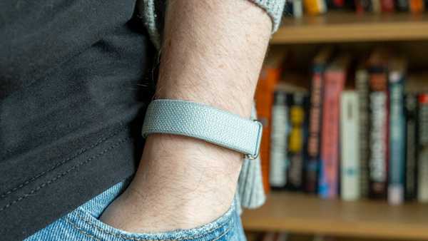 Fitbit Air — хорошее носимое устройство, отягощенное болтливым «тренером» искусственного интеллекта.