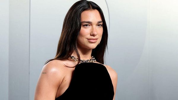 Samsung включила Dua Lipa в упаковку своего телевизора. Теперь она подает в суд на 15 миллионов долларов