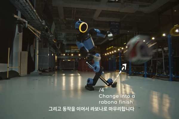 Робот Boston Dynamics Atlas исполнил футбольный удар «призрачная рабона» и не запутался в ногах