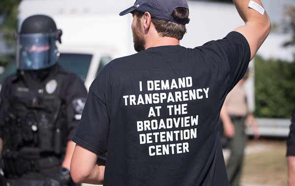 DHS не может создать обширную базу данных ДНК для отслеживания критиков ICE, говорится в иске